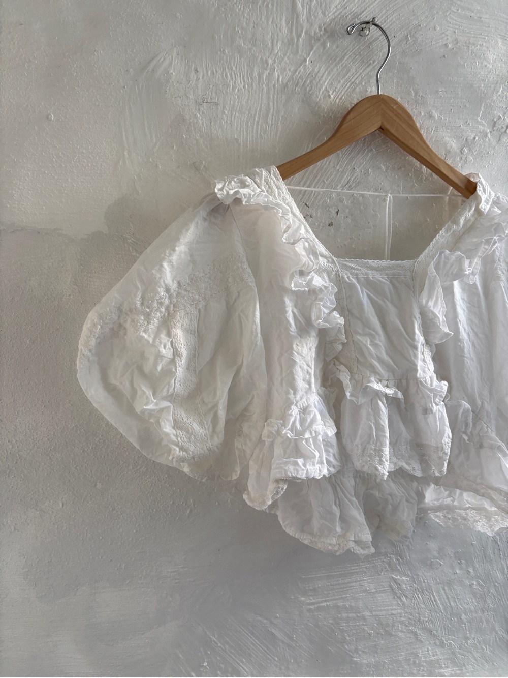 Beautiful ruffled smocked blouse - Picture 3 of 14